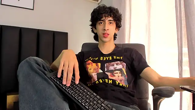 Alezzandro  online show from February 2025 02:43:02 PM