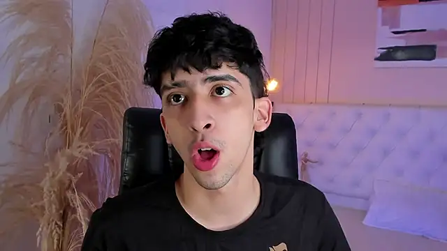 Alezzandro  online show from October 2025 08:06:02 PM