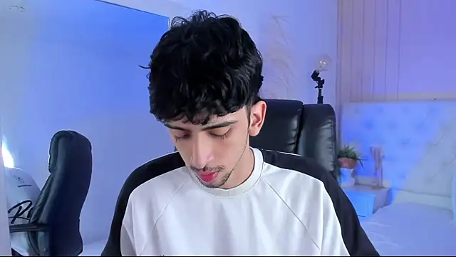 Alezzandro  online show from October 2025 09:04:01 PM