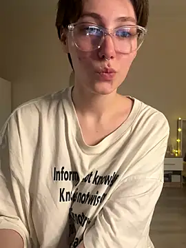 Snapshot of Molli_Luv chatting on October 2025 05:48:02 PM Molli Luv online show from October 2025 05:48:02 PM