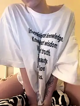 Snapshot of Molli_Luv chatting on October 2025 03:24:02 PM Molli Luv online show from October 2025 03:24:02 PM