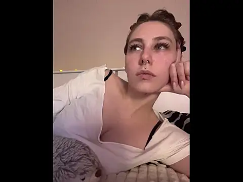 Snapshot of Molli_Luv chatting on November 2025 08:30:01 PM Molli Luv online show from November 2025 08:30:01 PM