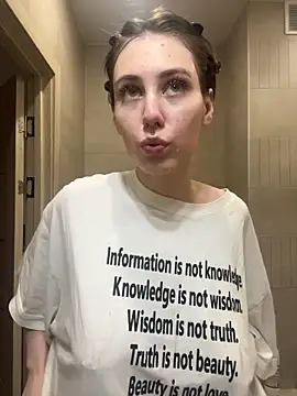 Snapshot of Molli_Luv chatting on November 2025 01:06:01 AM Molli Luv online show from November 2025 01:06:01 AM