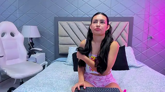 Snapshot of VioletRousse_ chatting on February 2025 12:37:01 PM VioletRousse online show from February 2025 12:37:01 PM