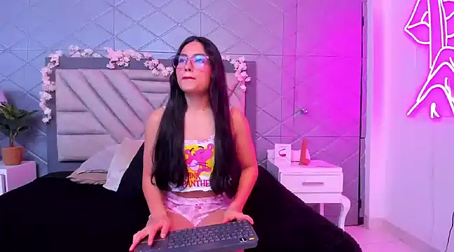 Snapshot of VioletRousse_ chatting on February 2025 01:05:01 PM VioletRousse online show from February 2025 01:05:01 PM