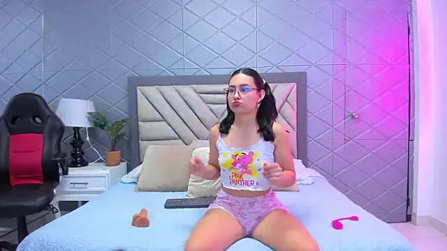 Snapshot of VioletRousse_ chatting on March 2025 12:47:01 PM VioletRousse online show from March 2025 12:47:01 PM