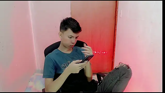 Snapshot of Alexxx_lov chatting on February 2025 12:39:02 PM Alexxx lov online show from February 2025 12:39:02 PM