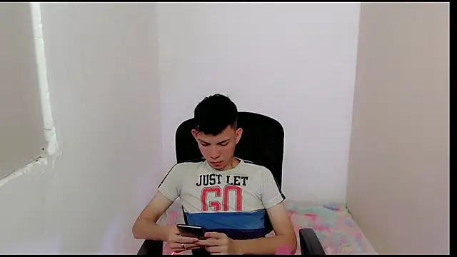 Snapshot of Alexxx_lov chatting on February 2025 12:34:02 PM Alexxx lov online show from February 2025 12:34:02 PM