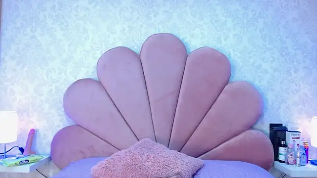 Snapshot of ElhaThomson chatting on November 2025 09:36:02 PM ElhaThomson online show from November 2025 09:36:02 PM