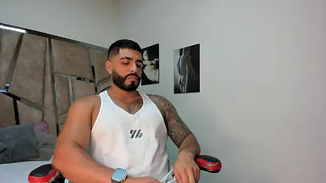 LeandroRusso online show from February 2025 07:51:01 PM