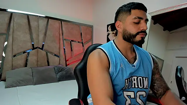 LeandroRusso online show from February 2025 08:10:02 PM