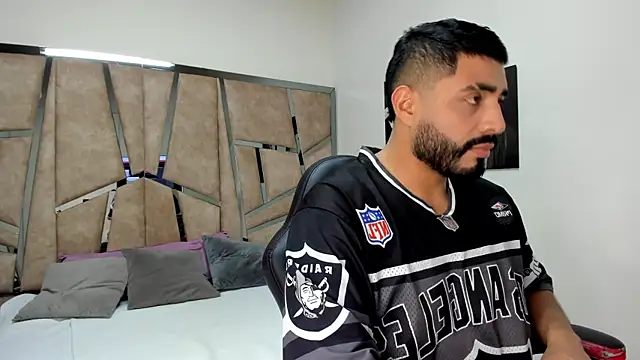 LeandroRusso online show from February 2025 08:40:01 PM