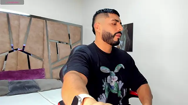 LeandroRusso online show from February 2025 08:03:01 PM