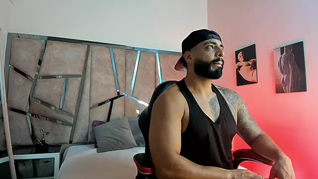 LeandroRusso online show from February 2025 07:47:02 PM