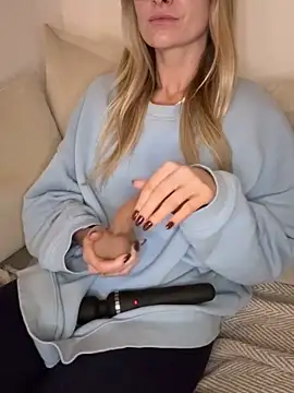 Snapshot of Phoebe_Lily chatting on November 2025 09:53:01 PM Phoebe Lily online show from November 2025 09:53:01 PM