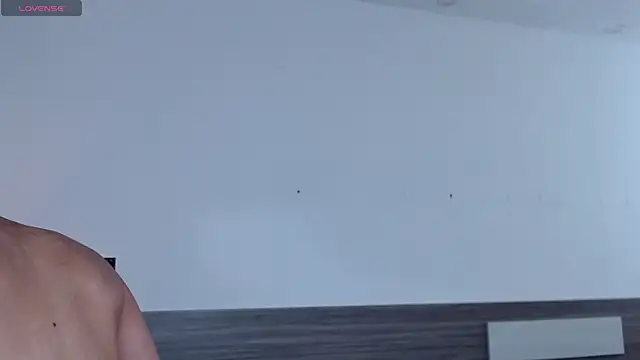 Liiamthompson online show from November 2025 11:37:01 PM