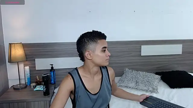 Liiamthompson online show from November 2025 10:25:02 PM