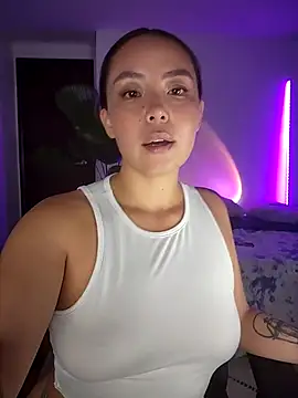 Snapshot of RenEnvy chatting on March 2025 12:10:02 AM RenEnvy online show from March 2025 12:10:02 AM