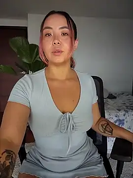 Snapshot of RenEnvy chatting on March 2025 04:54:01 PM RenEnvy online show from March 2025 04:54:01 PM