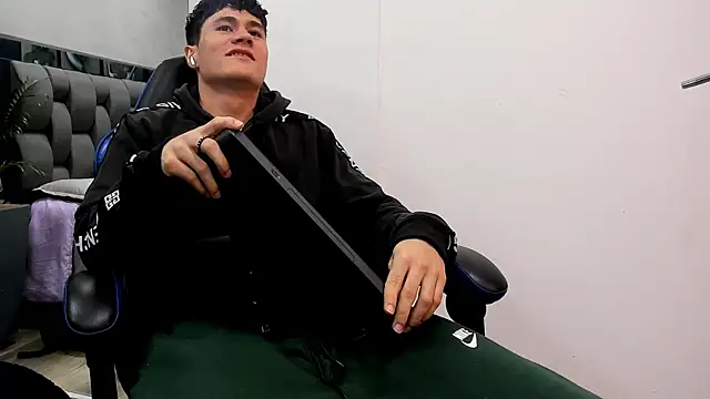 Snapshot of roan_birkin chatting on October 2025 07:22:01 PM roan birkin online show from October 2025 07:22:01 PM