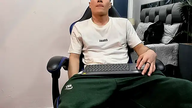 Snapshot of roan_birkin chatting on October 2025 08:31:01 PM roan birkin online show from October 2025 08:31:01 PM