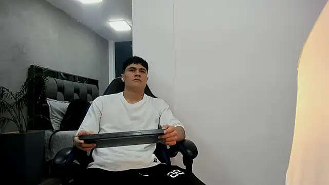 Snapshot of roan_birkin chatting on October 2025 07:04:02 PM roan birkin online show from October 2025 07:04:02 PM