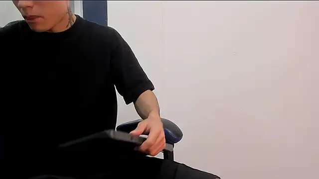 Snapshot of roan_birkin chatting on October 2025 07:27:01 PM roan birkin online show from October 2025 07:27:01 PM