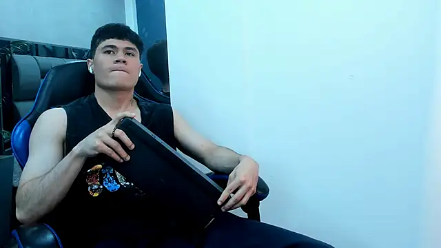 Snapshot of roan_birkin chatting on November 2025 07:41:02 PM roan birkin online show from November 2025 07:41:02 PM