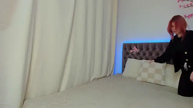 Ella Mayers online show from October 2025 01:28:01 PM