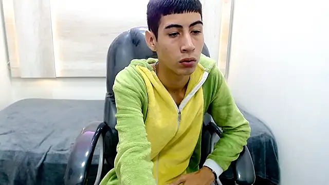 Snapshot of LittleFiree chatting on February 2025 02:06:02 AM LittleFiree online show from February 2025 02:06:02 AM