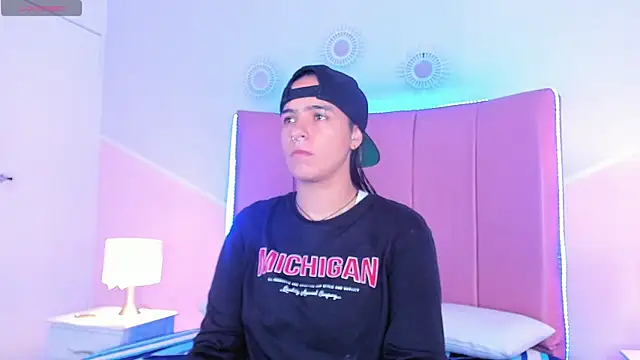 Liiam smith  online show from September 2025 01:03:01 PM