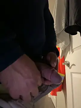 Snapshot of aleds17668 chatting on October 2025 04:35:02 AM aleds17668 online show from October 2025 04:35:02 AM