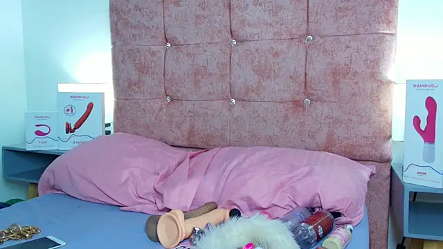 Snapshot of Skye_Moore chatting on October 2025 11:43:01 AM Skye Moore online show from October 2025 11:43:01 AM