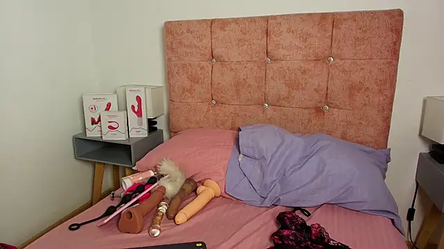 Snapshot of Skye_Moore chatting on October 2025 12:06:01 PM Skye Moore online show from October 2025 12:06:01 PM