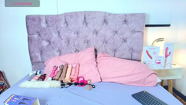 Snapshot of Skye_Moore chatting on November 2025 07:14:02 PM Skye Moore online show from November 2025 07:14:02 PM