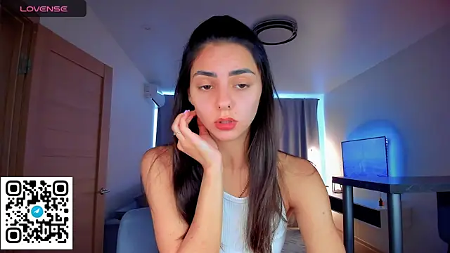 Snapshot of EmiliaZen chatting on September 2025 11:22:02 AM EmiliaZen online show from September 2025 11:22:02 AM