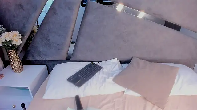 Giselle Lauren online show from October 2025 08:09:02 PM