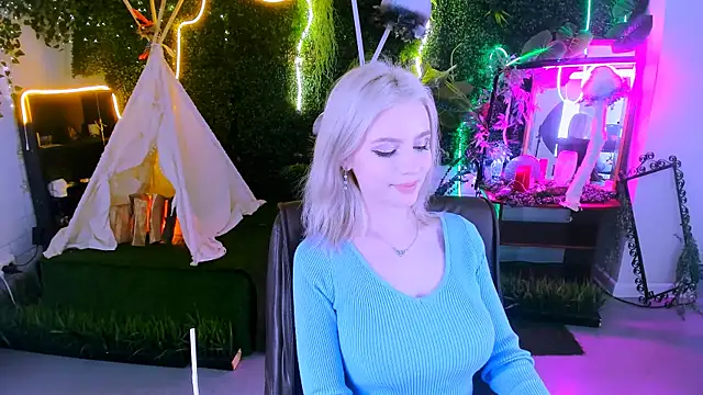 Snapshot of LeonaStane chatting on February 2025 08:13:02 PM LeonaStane online show from February 2025 08:13:02 PM