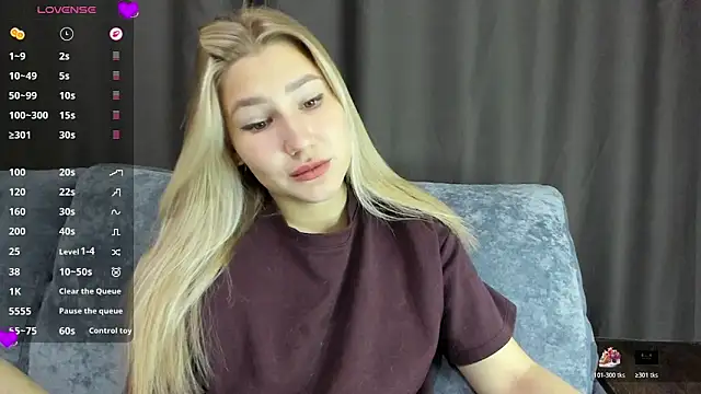 Snapshot of And1sa chatting on November 2025 11:10:01 AM And1sa online show from November 2025 11:10:01 AM