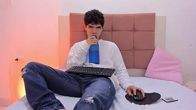Snapshot of charles_blaze chatting on February 2025 03:21:01 PM charles blaze online show from February 2025 03:21:01 PM