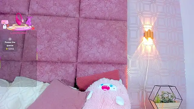 Snapshot of LilyRoxi chatting on October 2025 09:13:01 PM LilyRoxi online show from October 2025 09:13:01 PM