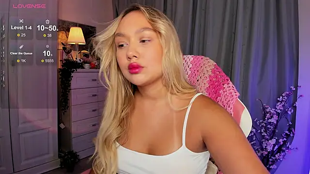 Snapshot of _Loneve__ chatting on October 2025 01:54:01 PM Loneve online show from October 2025 01:54:01 PM