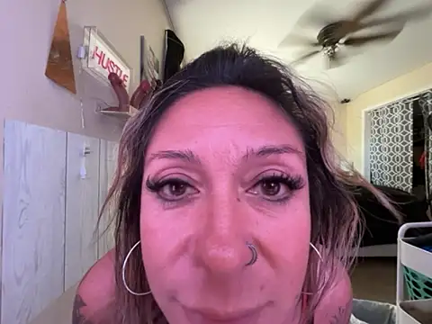 Snapshot of bossyroxy84 chatting on October 2025 05:13:02 PM bossyroxy84 online show from October 2025 05:13:02 PM