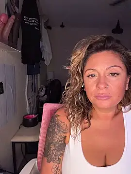 Snapshot of bossyroxy84 chatting on November 2025 12:55:01 AM bossyroxy84 online show from November 2025 12:55:01 AM