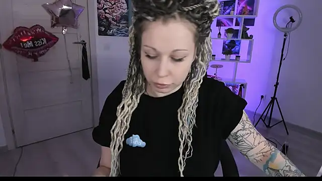 Snapshot of HoneySallyMoore chatting on October 2025 06:18:02 PM HoneySallyMoore online show from October 2025 06:18:02 PM