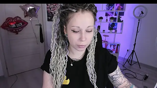 Snapshot of HoneySallyMoore chatting on October 2025 05:12:01 PM HoneySallyMoore online show from October 2025 05:12:01 PM