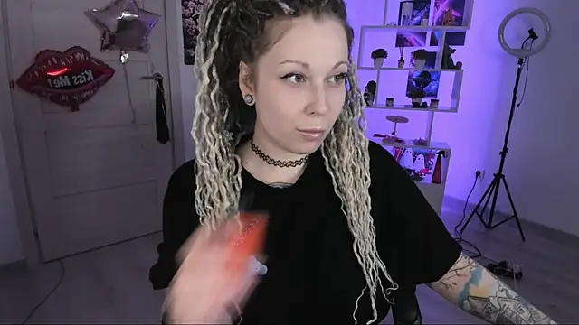 Snapshot of HoneySallyMoore chatting on October 2025 03:45:02 PM HoneySallyMoore online show from October 2025 03:45:02 PM