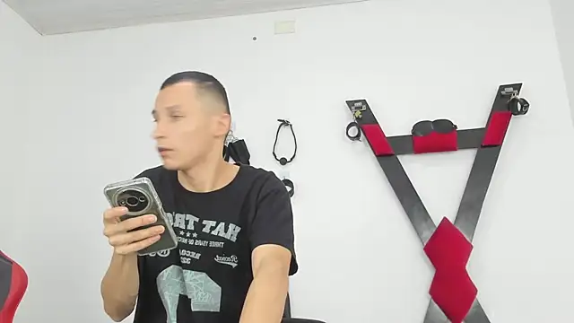 Isak Millan online show from November 2025 03:13:02 PM