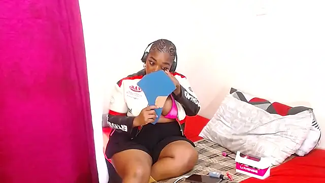 Snapshot of CurvyCutiexx94 chatting on October 2025 09:28:01 AM CurvyCutiexx94 online show from October 2025 09:28:01 AM