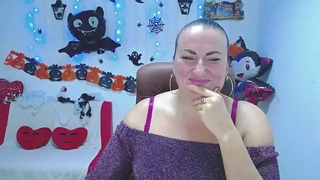 Snapshot of DianaMGG chatting on October 2025 05:24:02 PM DianaMGG online show from October 2025 05:24:02 PM